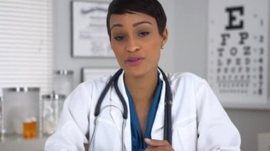 Ofisteki masada oturan doktor.