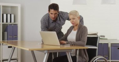 Engelliler iş kadını ve birlikte çalışma office meslektaşım