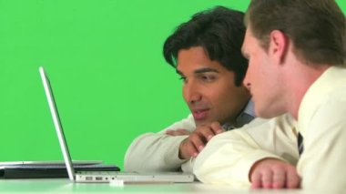 Yeşil ekran üzerinde çalışırken gülen işadamları