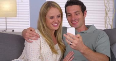 Ailesi ile Smartphone-e doğru webcam kullanarak çift