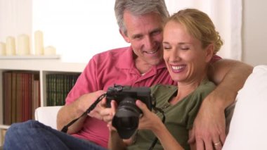 Üst düzey çift kamerada resimlere bakıyor.