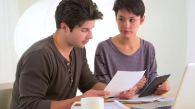 Karışık ırk çifti mali durumları inceliyor.