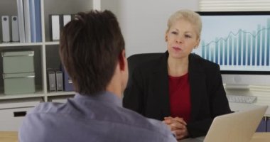 Ofiste bir tartışma sahip iş arkadaşları