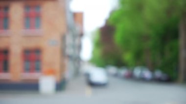 Şehrin arka planında, sağında ağaçlar, solunda tuğla binalar olan bir köşe. Yeşil ekran bileşimi için video arkaplanı. 4k