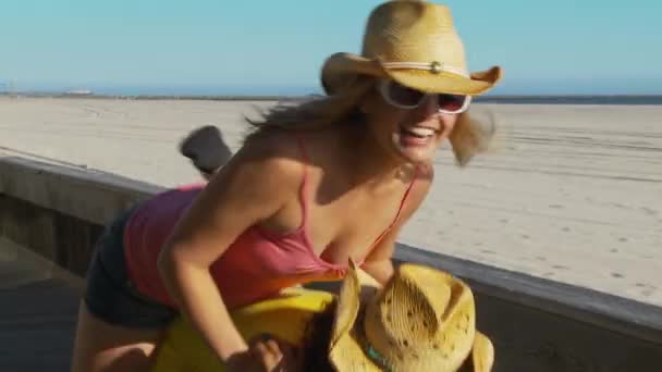 Två Kvinnor Vänner Stranden Cowboy Hattar — Stockvideo