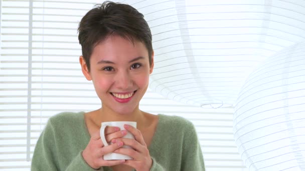 Szczęśliwa Azjatka Pije Herbatę — Wideo stockowe