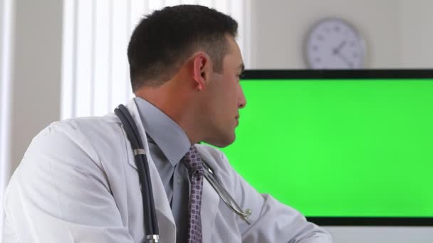 Hispanic Doctor Looking Back Greenscreen Computer Background — Stock Video