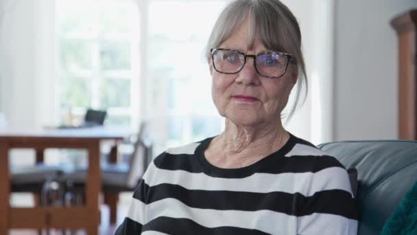 Tæt Dolly Skudt Senior Kaukasiske Kvinde Derhjemme Kigger Kameraet Ældre – Stock-video