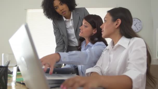 Diverse Groep Kantoormedewerkers Die Grafieken Grafieken Computer Bekijken — Stockvideo