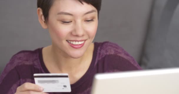 快乐的中国女人上网购物 — 图库视频影像