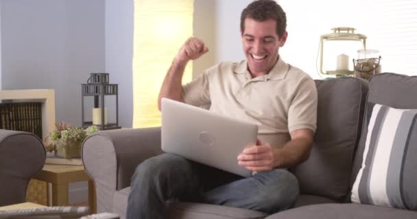 Nadšený Fanoušek Sledovat Jeho Tým Vítězství Laptop — Stock video
