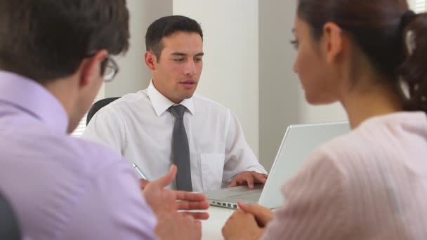 Hombre Negocios Hispano Hablando Con Una Pareja — Vídeos de Stock