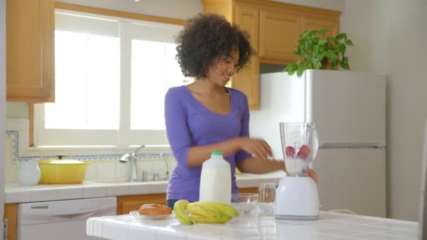 Vrouw Maakt Fruit Smoothie Keuken — Stockvideo