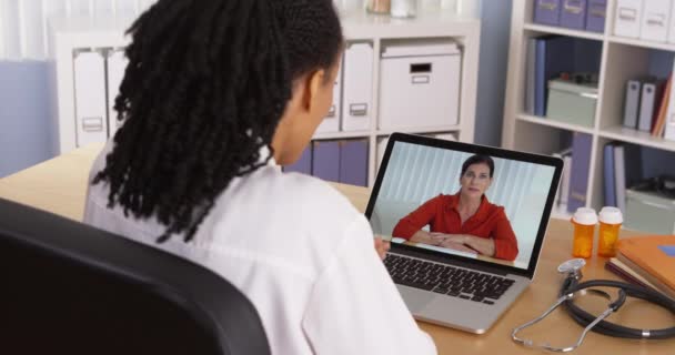 Mulher Paciente Conversando Com Médico Feminino Através Chat Vídeo Internet — Vídeo de Stock