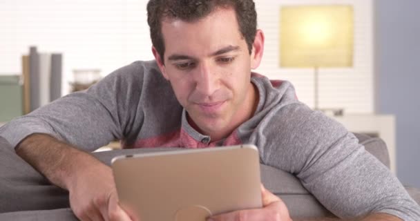 Hombre Sentado Sofá Usando Tableta — Vídeo de stock