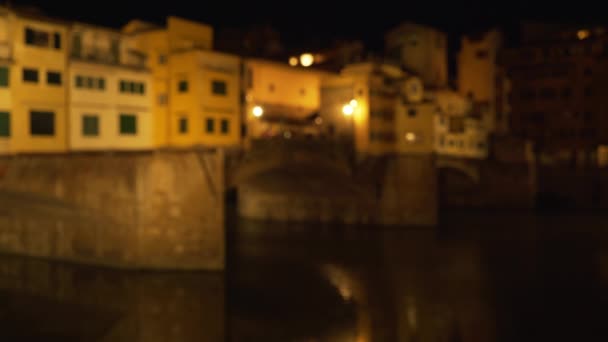 佛罗伦萨老庞特 韦奇奥桥的夜景失焦 意大利阿尔诺河上美丽的建筑风景 — 图库视频影像