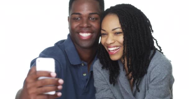 Gelukkige Jonge Zwarte Paar Selfie Tezamen Lachen — Stockvideo