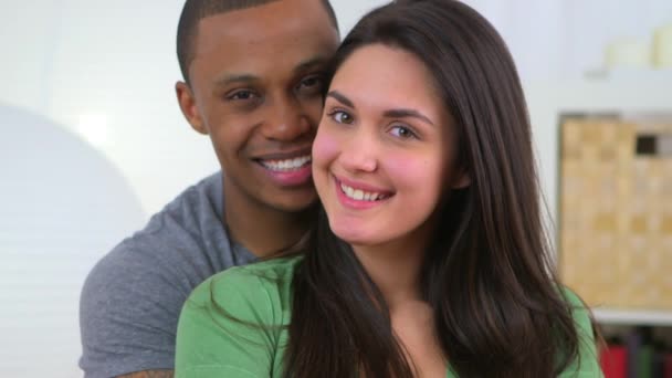 Afrikalı Amerikalı Bir Adam Kız Arkadaşını Kollarında Tutuyor Gülümsüyor — Stok video