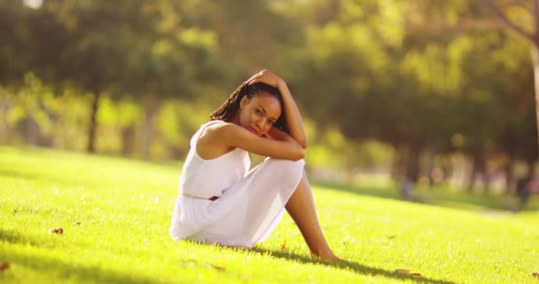 Joven Mujer Africana Sentada Parque — Vídeos de Stock