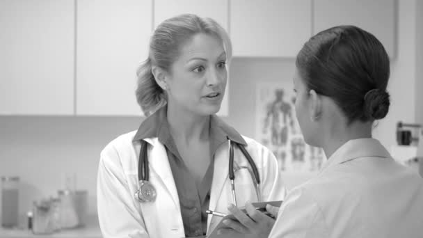 Médecin Féminin Parlant Avec Patient — Video