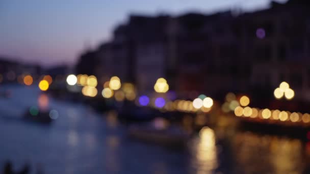 Bokeh Nachtaufnahme Von Booten Auf Dem Grand Canal Hübsche Lichter — Stockvideo