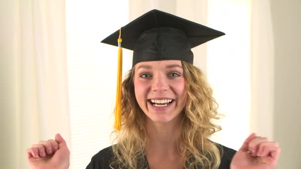 Mulher Loira Animado Graduado — Vídeo de Stock