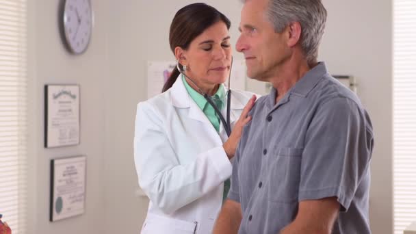 Médico Ouvindo Batimento Cardíaco Paciente Idoso — Vídeo de Stock
