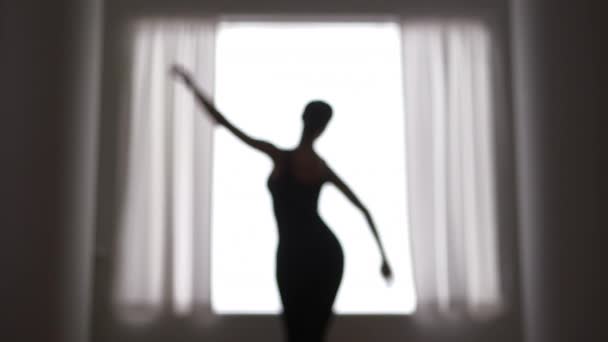 Unkonzentrierte Frau Tanzt Vor Fenster — Stockvideo