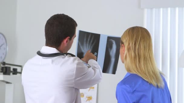 Recensione Medico Radiografia Con Paziente — Video Stock