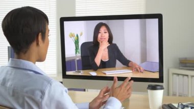 İş kadını deniz aşırı müşterilerle sohbet ediyor.