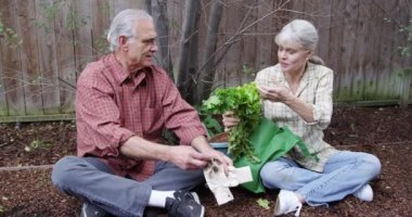 Olgun çift oturma ve bahçede konuşuyor