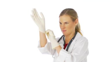 kadın doktor eldiven koyarak