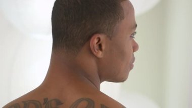 Dövmeli siyahi adamın arkadan görünüşü
