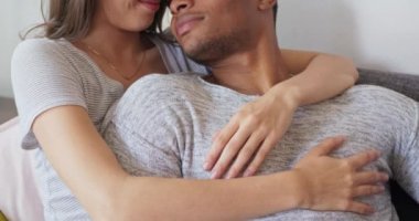 Erkek arkadaşının göğsünde ellerini gezdiren Kafkasyalı kadına yaklaş. Genç Afrikalı Amerikalı bir adam başını kız arkadaşının omzuna yaslıyor. 4k ağır çekim el bilgisayarı