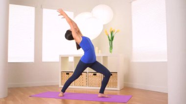 Yoga pozu veren Çinli kadın: