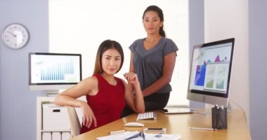 Profesyonel ekip çok etnik gruptan oluşan iş kadınları ofiste oturan