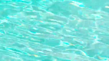 Yüzme havuzundaki ışıldayan suya yaklaş