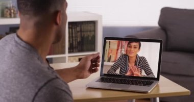 İki siyahi arkadaş dizüstü bilgisayarda görüntülü sohbet yapıyor.