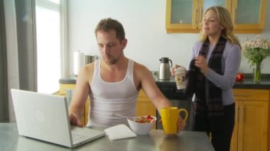 Eşim kocama veda öpücüğü veriyor.