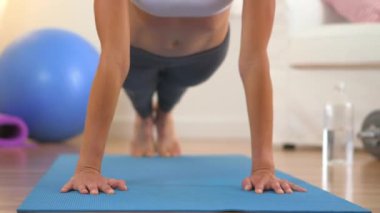 Şınav çekerken dinlenen sağlıklı sarışın kadın.