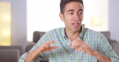 Çekici Meksikalı adam kamerayla konuşuyor.