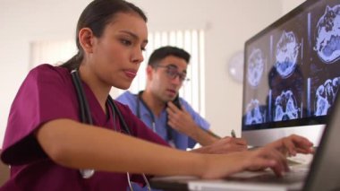 Ofiste çalışan iki Meksikalı doktor.