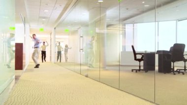 Koridorda dans eden dört ofis arkadaşı.