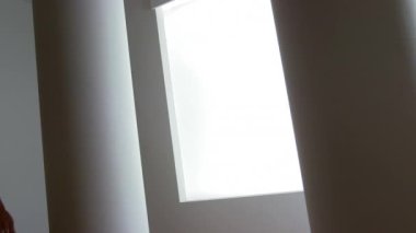 Beyaz elbiseyle dans eden Afrikalı Amerikalı kadın.