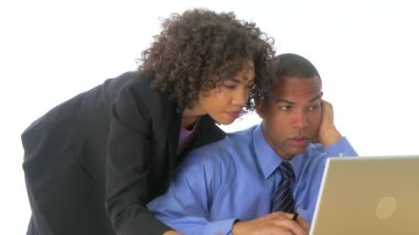 Dizüstü bilgisayarda çalışan iki iş adamı