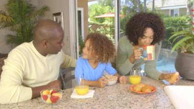 Afro-Amerikan ailesi kahvaltı yapıyor.