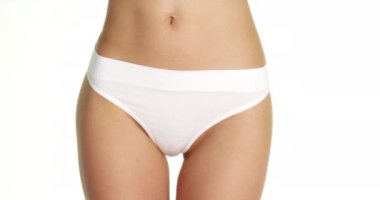 Beyaz iç çamaşırı giyen bir kadın.