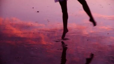 Gün batımında sahil balesi ağır çekimde