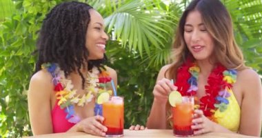 Afrikalı Amerikalı ve Asyalı arkadaşlar birlikte kokteyl içiyorlar.