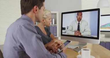 Çalışanlar bir video konferansında yöneticilerini güncelliyorlar